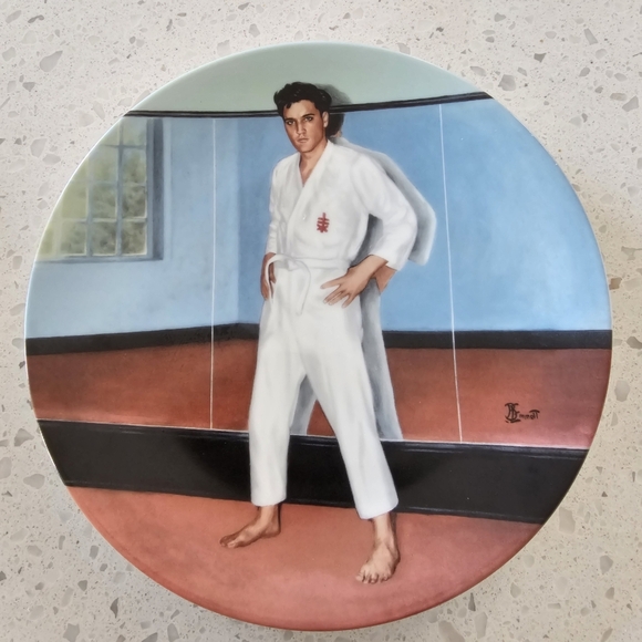 Elvis Limited Edition Elvis Presley: Looking at a Legend 1991 Plate - Picture 1 of 7